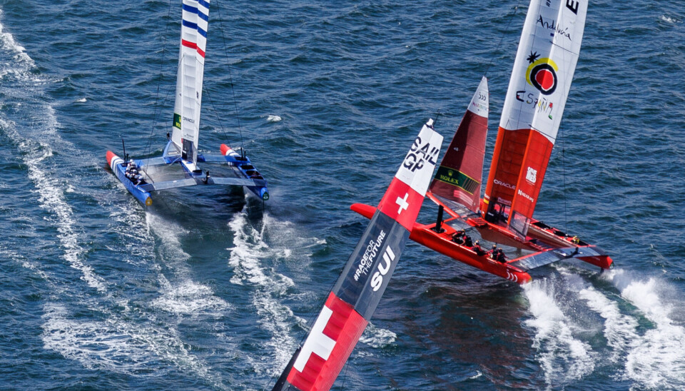FARTSFYLT: Grått og vindstille da Computerworld besøkte arrangementet i København, men det er sånn det ser ut når det blåser. Båtene har en toppfart på over 50 knop. (Foto: David Gray for SailGP) FARTSFYLT: Grått og vindstille da Computerworld besøkte arrangementet i København, men det er sånn det ser ut når det blåser. Båtene har en toppfart på over 50 knop. (Foto: David Gray for SailGP)