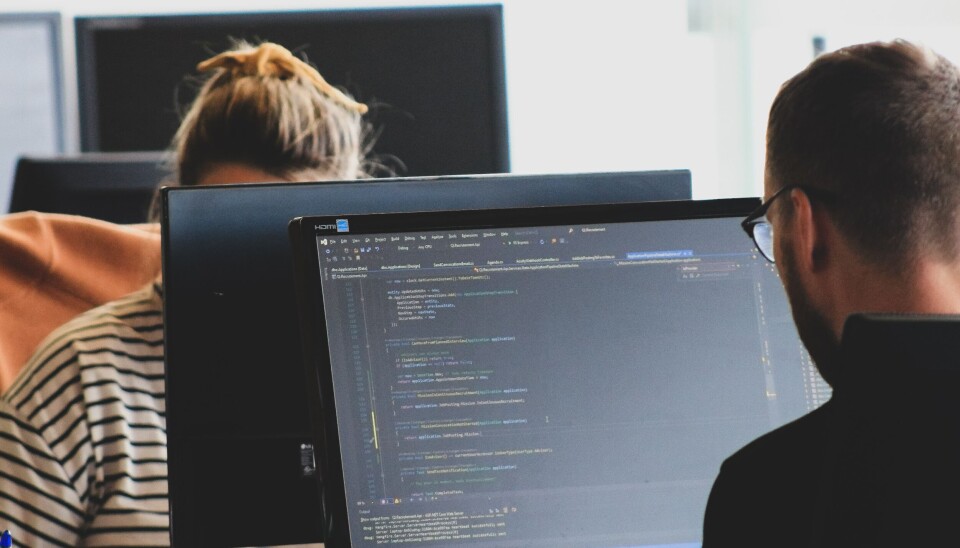 SLITNE: Med økte angrep og flere flater er det mye jobb for cyberekspertene om dagen. (Foto: Unsplash) SLITNE: Med økte angrep og flere flater er det mye jobb for cyberekspertene om dagen. (Foto: Unsplash)