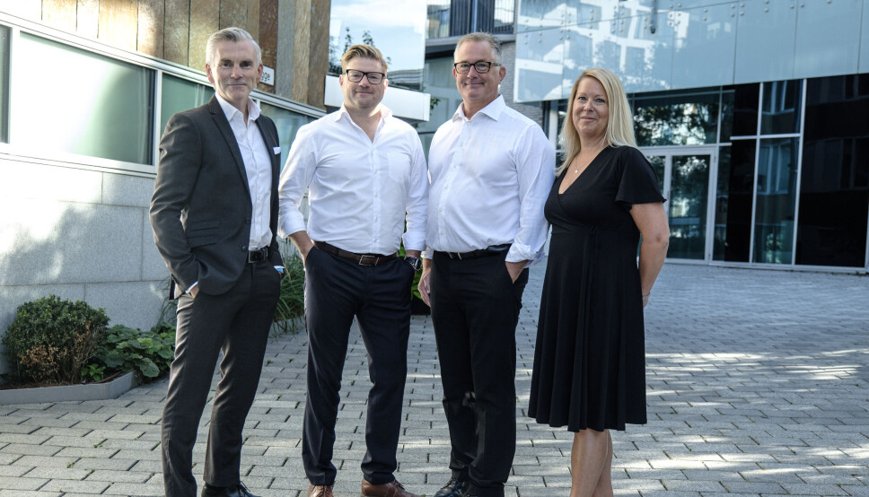 SLÅR SEG SAMMEN: To skal bli en. Fra venstre: Stian Skrefsrud (styreleder i Itverket og partner i Bertel O. Steen Kapital), Tom Henrik Rogstad (administrerende direktør i Itverket), Johan Malmliden (konsernsjef i Omegapoint), og Catrine Gustavsen (salgsdirektør Itverket). (Foto: Itverket) SLÅR SEG SAMMEN: To skal bli en. Fra venstre: Stian Skrefsrud (styreleder i Itverket og partner i Bertel O. Steen Kapital), Tom Henrik Rogstad (administrerende direktør i Itverket), Johan Malmliden (konsernsjef i Omegapoint), og Catrine Gustavsen (salgsdirektør Itverket). (Foto: Itverket)