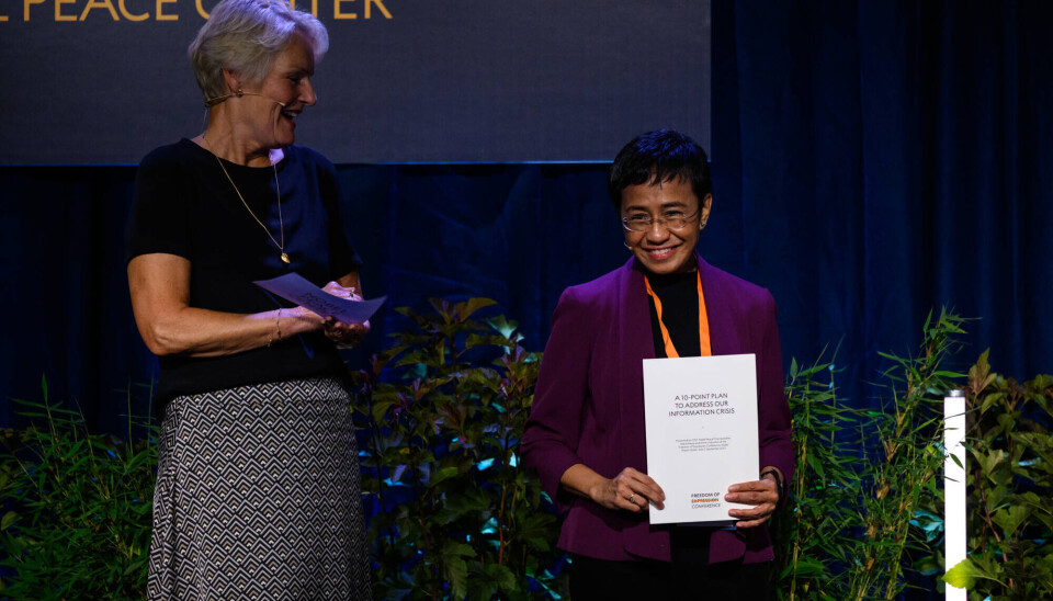 NETTHAT: Fredsprisvinner Maria Ressa sammen med direktør Kjersti Fløgstad på Nobels Fredssenters Freedom of Expression Conference fredag. (Foto: Johannes Granseth / Nobels Fredssenter) NETTHAT: Fredsprisvinner Maria Ressa sammen med direktør Kjersti Fløgstad på Nobels Fredssenters Freedom of Expression Conference fredag. (Foto: Johannes Granseth / Nobels Fredssenter)