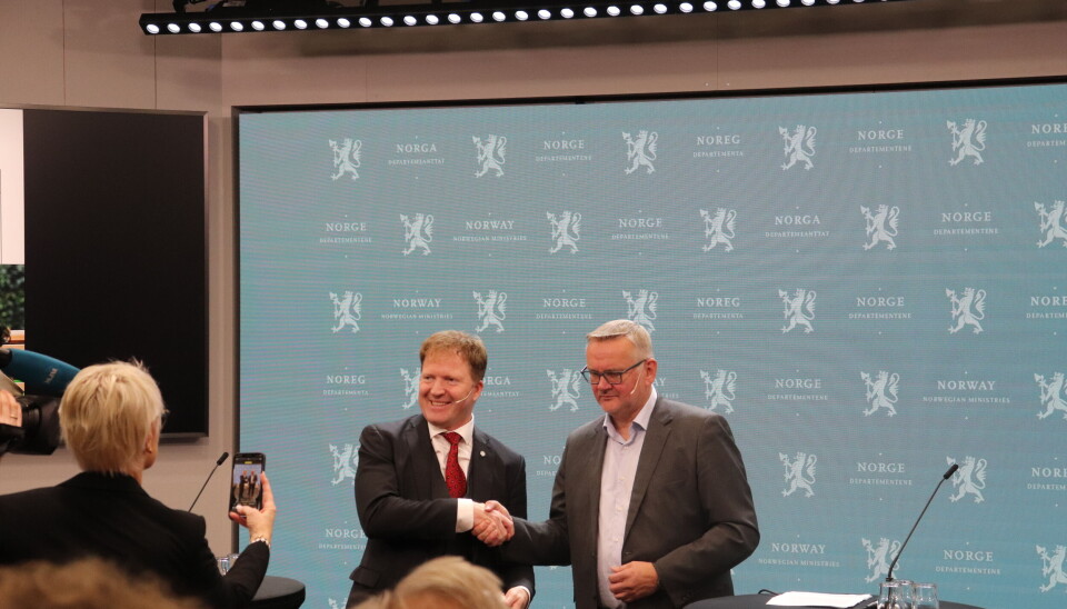 ENDRING: Kommunal- og distriktsminister Sigbjørn Gjelsvik sier endringer i kraftmarkedet påvirker datasenterstrategien. Tidligere i uken tok han imot rapporten fra Personvernkommisjonen, fra John Arne Moen. (Foto: Elise Lystad)