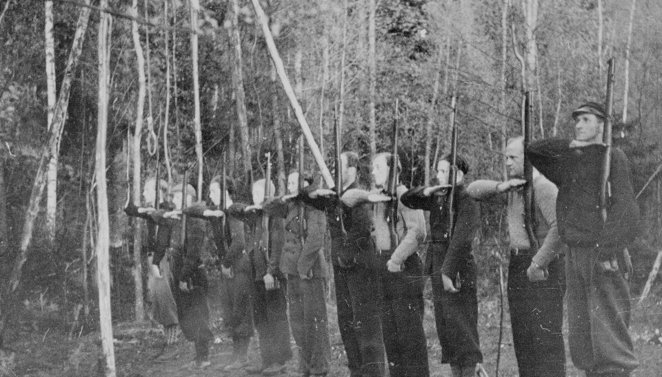 HELTENE: Ukjente helter får våpentrening før frigjøringen i 1945, dagens helter danner frontlinjen i cyber-forsvaret mener artikkelforfatteren. (Foto: NTB)