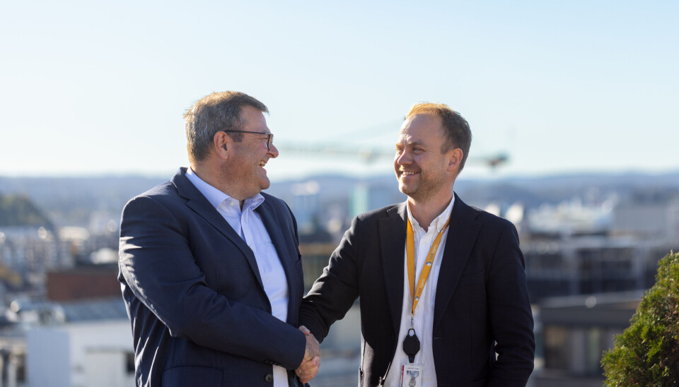 SIGNERT KONTRAKT: Helthjems nye sorteringsanlegg leveres av Beumer Group. Lars Beier Madsen, salgsdirektør i Beumer Group (t.v.) og daglig leder i Helthjem, Anders Lunde Angen (t.h.) ser frem mot videre samarbeid. (Foto: Endre Igland) SIGNERT KONTRAKT: Helthjems nye sorteringsanlegg leveres av Beumer Group. Lars Beier Madsen, salgsdirektør i Beumer Group (t.v.) og daglig leder i Helthjem, Anders Lunde Angen (t.h.) ser frem mot videre samarbeid. (Foto: Endre Igland)