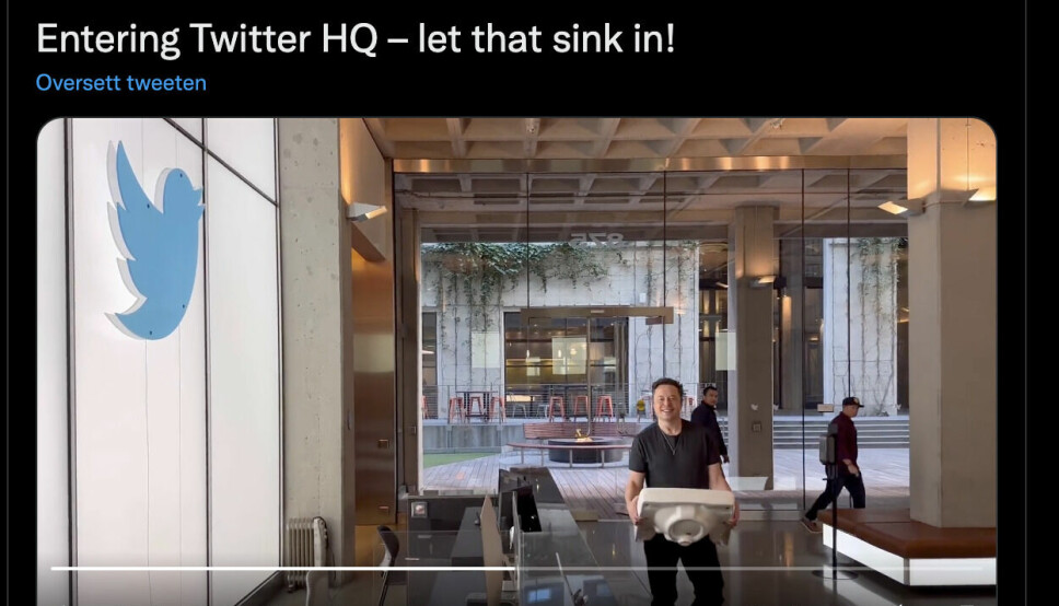 TWEETER: Elon Musk la tidligere ut en video på Twitter av at han ankom Twitters hovedkvarter. I skrivende stund har videoen nesten 40 millioner visninger og over 1 million likes. (Skjermdump: Elon Musk på Twitter)