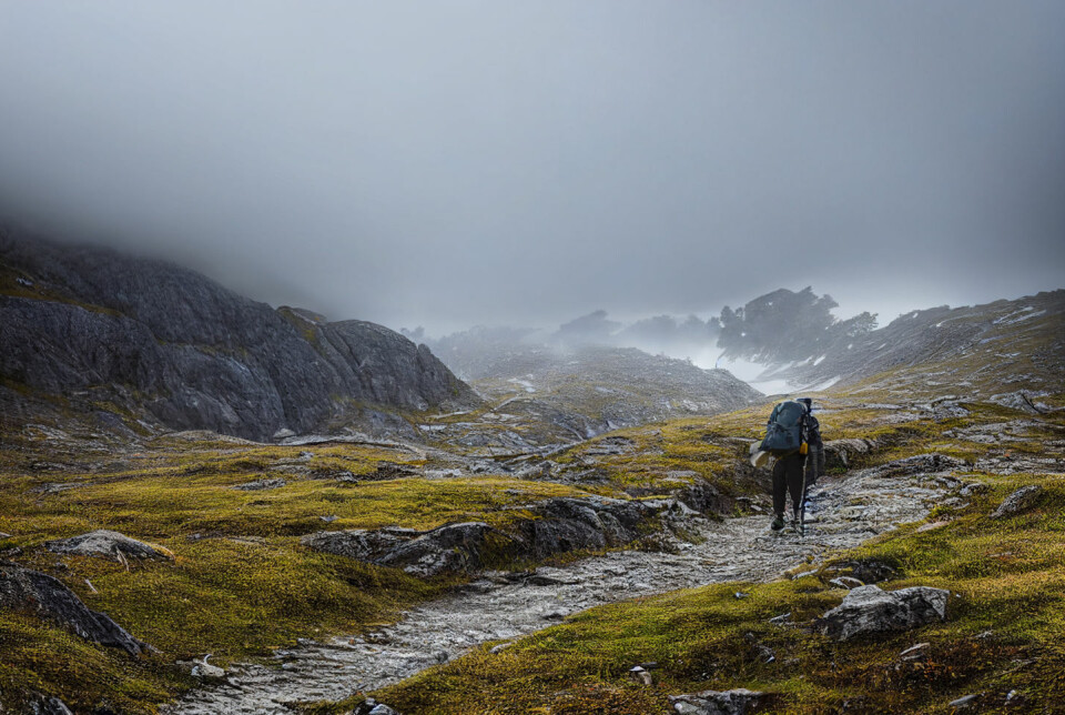 Illustrasjon av norsk fjellheim på høsten med en turgåer generert av en datamaskin. Illustrasjon: Marius Arnesen / Midjourney / NRKbeta Illustrasjon av norsk fjellheim på høsten med en turgåer generert av en datamaskin. Illustrasjon: Marius Arnesen / Midjourney / NRKbeta