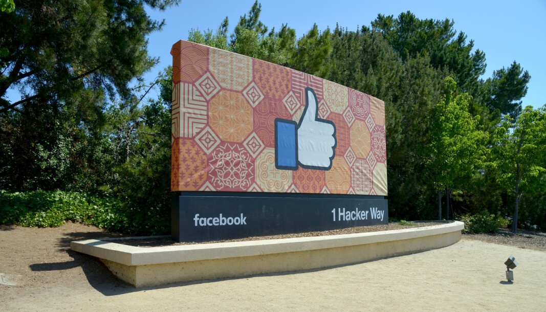 OPPSIGELSER: Facebook-eier Meta skal redusere antallet ansatte med 13 prosent. Det tilsvarer mer enn 11.000 ansatte. Illustrasjonsfoto av Facebooks hovedkvarter i Silicon Valley. (Foto: Unsplash)