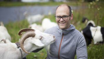 OPPLÆRING?: Oscar Hovde, som var med å starte Nofence, her sammen med en potensiell bruker av det virtuelle gjerdesystemet. (Foto: Anne Berntsen) OPPLÆRING?: Oscar Hovde, som var med å starte Nofence, her sammen med en potensiell bruker av det virtuelle gjerdesystemet. (Foto: Anne Berntsen)