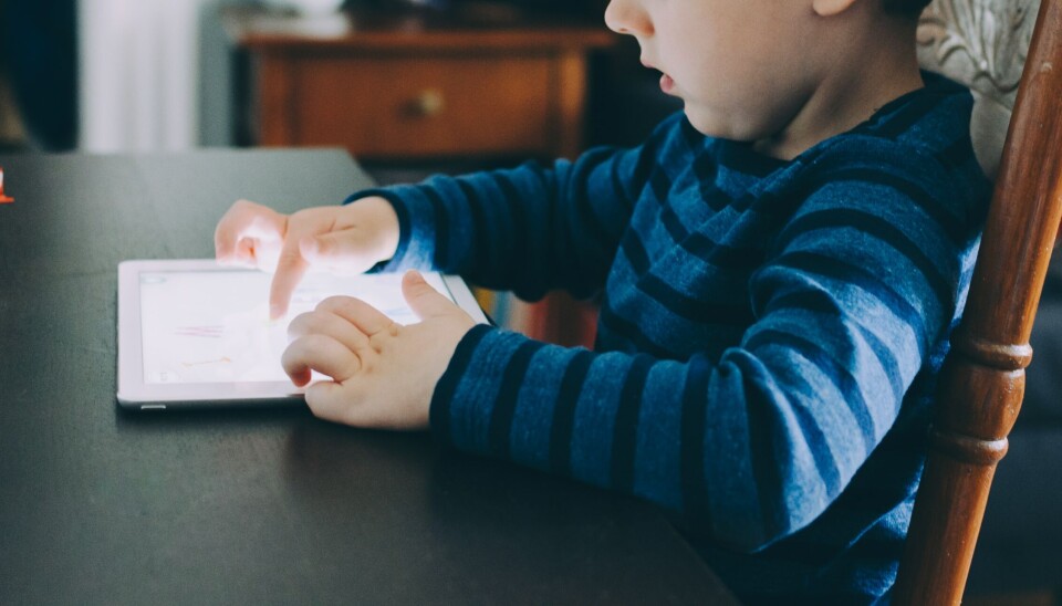 STUDIE: Barnas lek med nettbrett er mindre kreativ enn lek med fysiske leker, viser en ny studie. (Foto: Unsplash) STUDIE: Barnas lek med nettbrett er mindre kreativ enn lek med fysiske leker, viser en ny studie. (Foto: Unsplash)