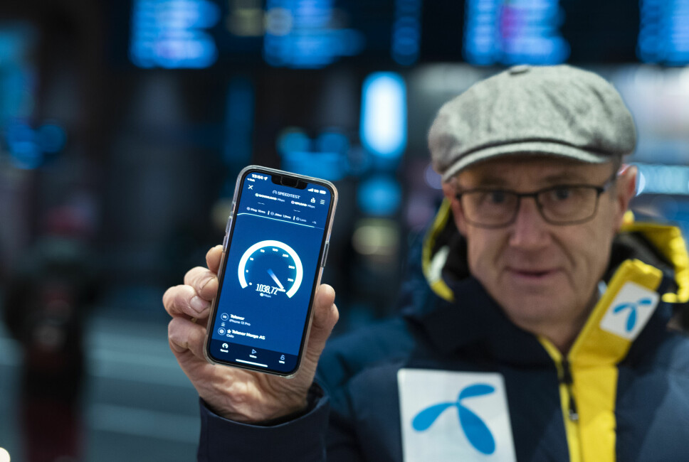 FORTSATT POPULÆR: Dekningsdirektør i Telenor, Bjørn Amundsen, forteller at SMS-en fortsatt holder stand til tross for sosiale mediers inntog.