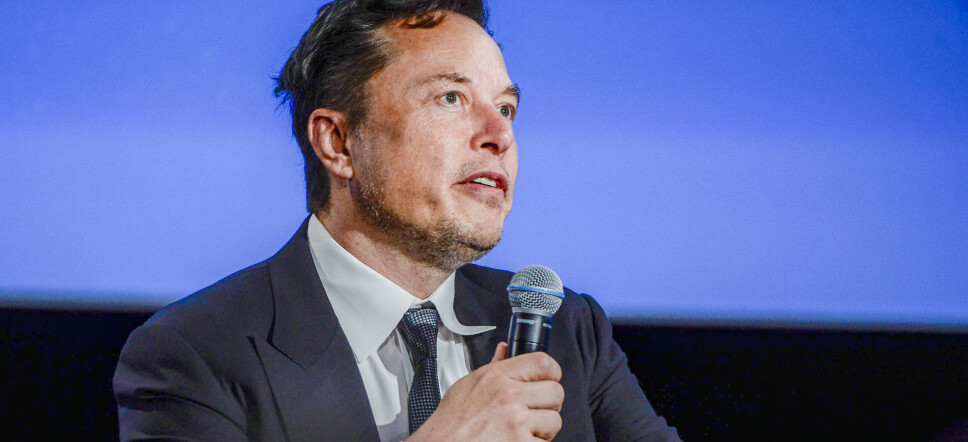 HAR TRUA: Elon Musk sier at han fortsatt har stor tro på Tesla på lang sikt, til tross for at aksjekursen i selskapet har falt med nesten 70 prosent i år,