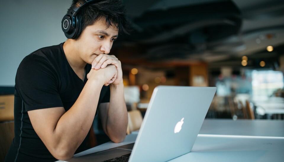 STENGT: Kunstig Intelligens er årsaken til at Utdanningsdirektoratet nå har besluttet å stenge internett under eksamen. Elevene får kun tilgang til et 'regulert utvalg nettressurser'. (Foto: Wes Hicks/ Unsplash)