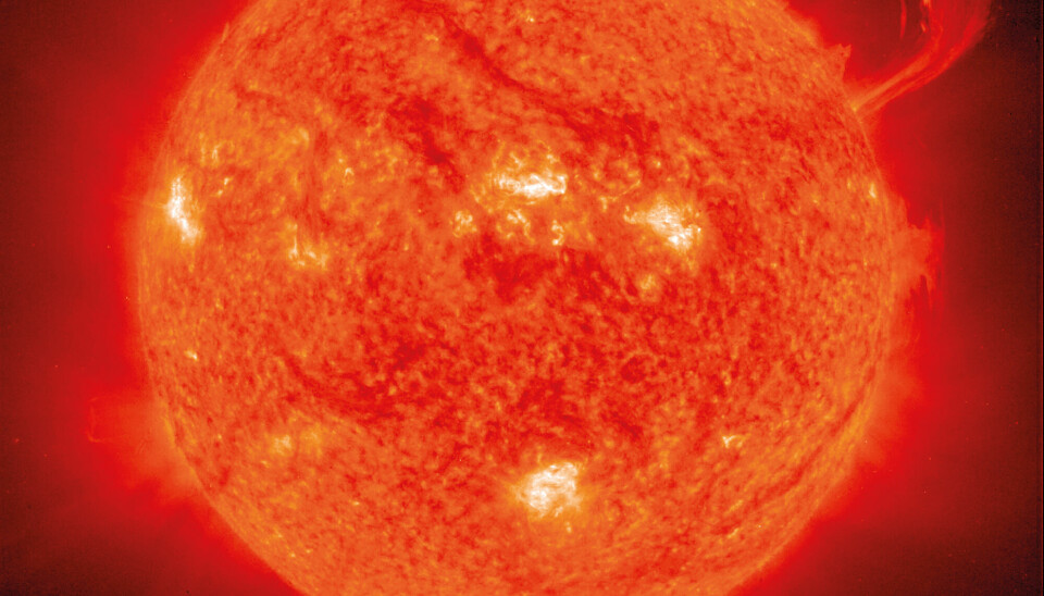 VAKKERT SKADEVERK: Eksplosjoner på sola sender enorme skyer med ladde partikler mot jorda. Når partikkelskyene kolliderer med jordatmosfæren, får vi det vakre nordlyset. Samtidig kan solstormene skade både navigasjon og satellitter. (Foto: ESA/NASA)