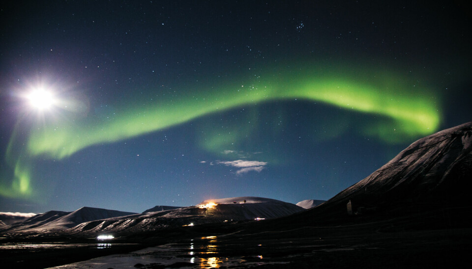 I DAG: Forskerne har ennå ikke forstått alle mekanismene i nordlyset. I dag observeres nordlyset fra den 40 år gamle vitenskapelige radarstasjonen Eiscat på Svalbard, her fotografert i mørketiden. Og ikke la deg lure av lyset på himmelen. Det er fullmånen. (Foto: Yngve Vogt)