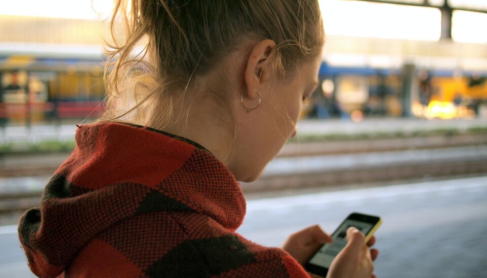 KNUST: – Jeg blir knust når jeg ser noen krysse gaten med blikket rettet mot mobiltelefonen – de følger jo ikke med på omgivelsene i det hele tatt, sier oppfinneren av mobiltelefonen. (Foto: Unsplash) KNUST: – Jeg blir knust når jeg ser noen krysse gaten med blikket rettet mot mobiltelefonen – de følger jo ikke med på omgivelsene i det hele tatt, sier oppfinneren av mobiltelefonen. (Foto: Unsplash)