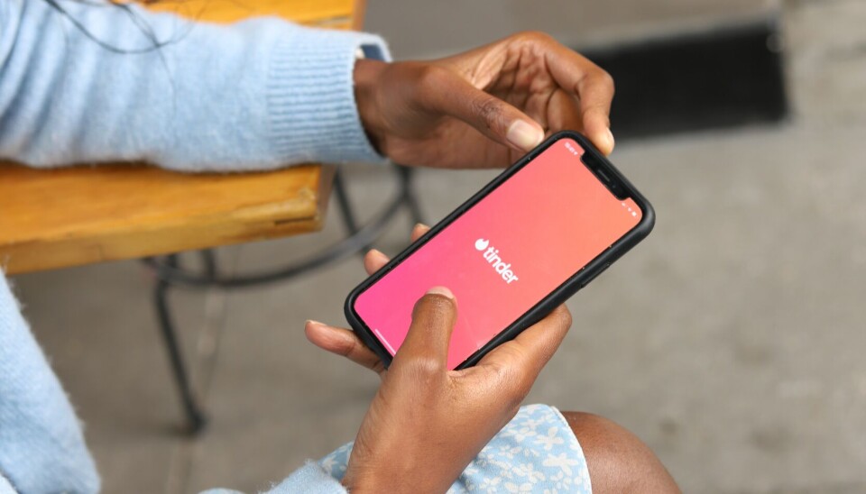 MÅ OPPDATERE: I løpet at de neste månedene kommer Tinder til å be alle medlemmer om å oppdatere til den nyeste versjonen av fotoverifisering, som inkluderer en videoselfie. (Foto: Unsplash)