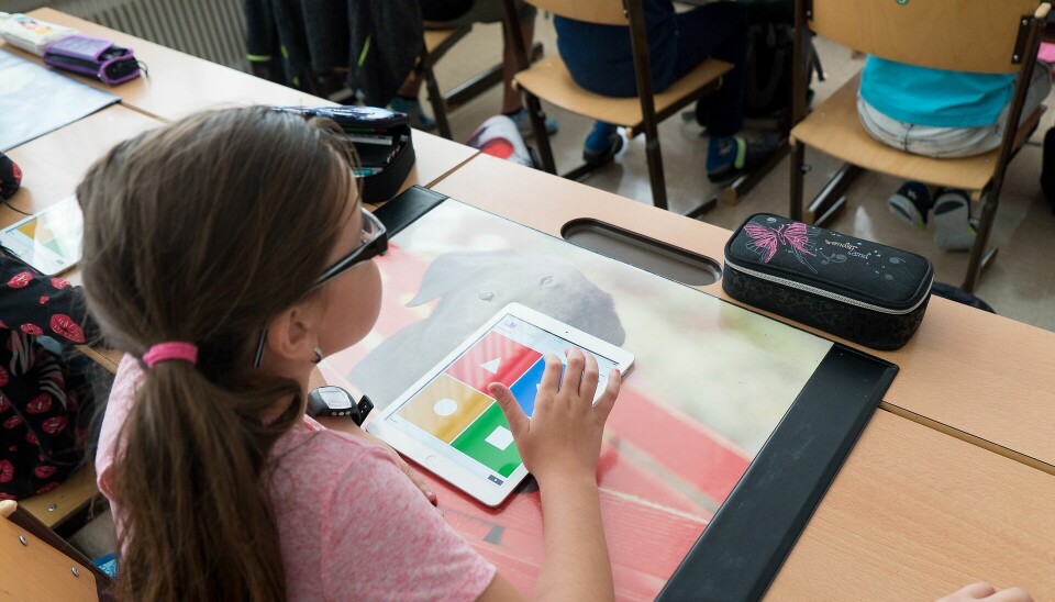 NETTBRETT: Hele 40 prosent av norske skoler bruker Ipad i undervisningen og skolene bruker fire ganger mer på nettbrettet og utstyr til det enn på tradisjonelle skolebøker. (Foto: Steveriot1/ Pixabay)