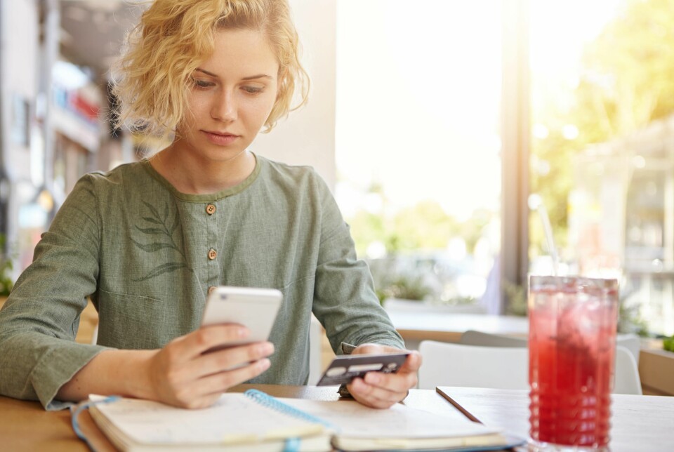 MOBIL: Bruk av sosiale medier er noe av forklaringen Salesforce kommer med for økt kjøp gjennom mobiltelefonen. (Foto: Shutterstock)