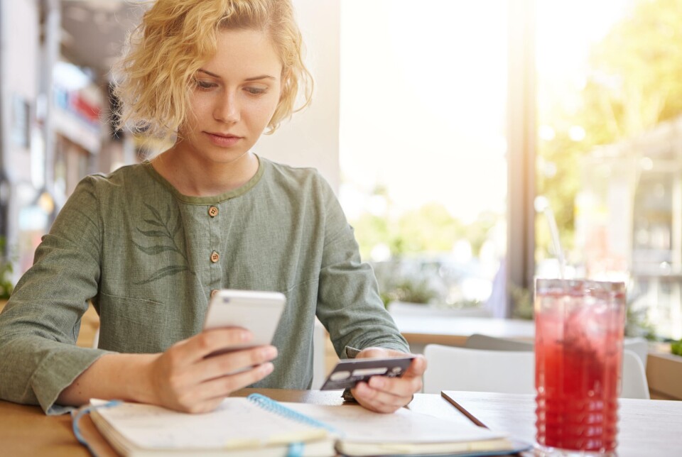 MOBIL: Bruk av sosiale medier er noe av forklaringen Salesforce kommer med for økt kjøp gjennom mobiltelefonen. (Foto: Shutterstock) MOBIL: Bruk av sosiale medier er noe av forklaringen Salesforce kommer med for økt kjøp gjennom mobiltelefonen. (Foto: Shutterstock)