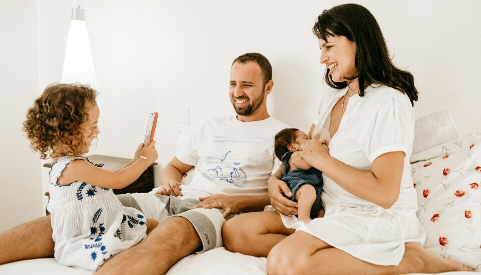 FAMILIESPARING: Ifølge Nkoms beregninger kan en familie på fire årlig spare i overkant av 6000 kroner på 10 GB abonnement, og opptil 10.000 kroner på et abonnement som har fri bruk av data. (Foto: Unsplash) FAMILIESPARING: Ifølge Nkoms beregninger kan en familie på fire årlig spare i overkant av 6000 kroner på 10 GB abonnement, og opptil 10.000 kroner på et abonnement som har fri bruk av data. (Foto: Unsplash)
