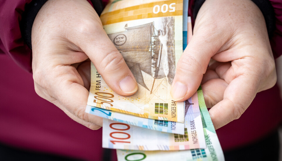UNDER LUPEN: Det er store muligheter i teknologien, men mange synes den digitale overgangen er krevende. Nå skal et nytt utvalg vurdere om det er behov for tiltak som kan bidra til at kontanter vil være tilgjengelige og anvendelige fremover. (Foto: Istock) UNDER LUPEN: Det er store muligheter i teknologien, men mange synes den digitale overgangen er krevende. Nå skal et nytt utvalg vurdere om det er behov for tiltak som kan bidra til at kontanter vil være tilgjengelige og anvendelige fremover. (Foto: Istock)