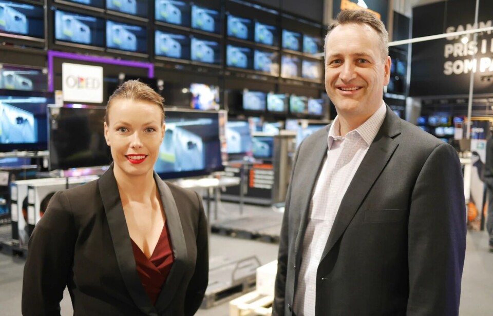 SALGSTALL 2022: Elektronikkbransjens administrerende direktør Jan Røsholm og kommunikasjonssjef Marte Ottemo med salgstallene for 2023. (Foto: Stian Sønsteng, Elektronikkbransjen). Elektronikkbransjen kommunikasjonssjef Marte Ottemo og administrerende direktør Jan Røsholm
Foto: Stian Sønsteng, Elektronikkbransjen