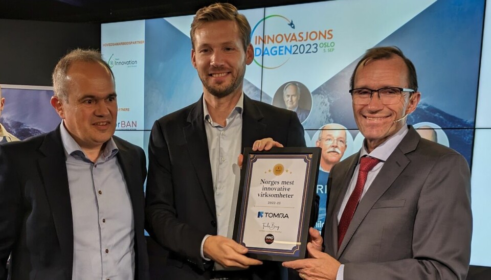 VINNERNE: Mickael Fontaine og Lars Enge fraTomra mottar prisen som Norges mest innovative virksomhet fra klima- og miljøminister Espen Barth Eide. (Foto: Anders Løvøy)