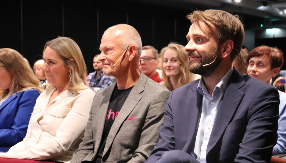 ENTREPRENØR-ÅND: Fra høyre næringsminister Jan Christian Vestre sammen med Peter Jetzel fra Rebel som lytter til interessante taler på lansering.