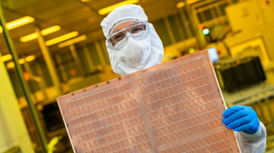 GLASS: Intel har forsket seg frem til å bruke glass som substrat for å produsere mikroelektronikk. (Foto: Intel). GLASS: Intel har forsket seg frem til å bruke glass som substrat for å produsere mikroelektronikk. (Foto: Intel).