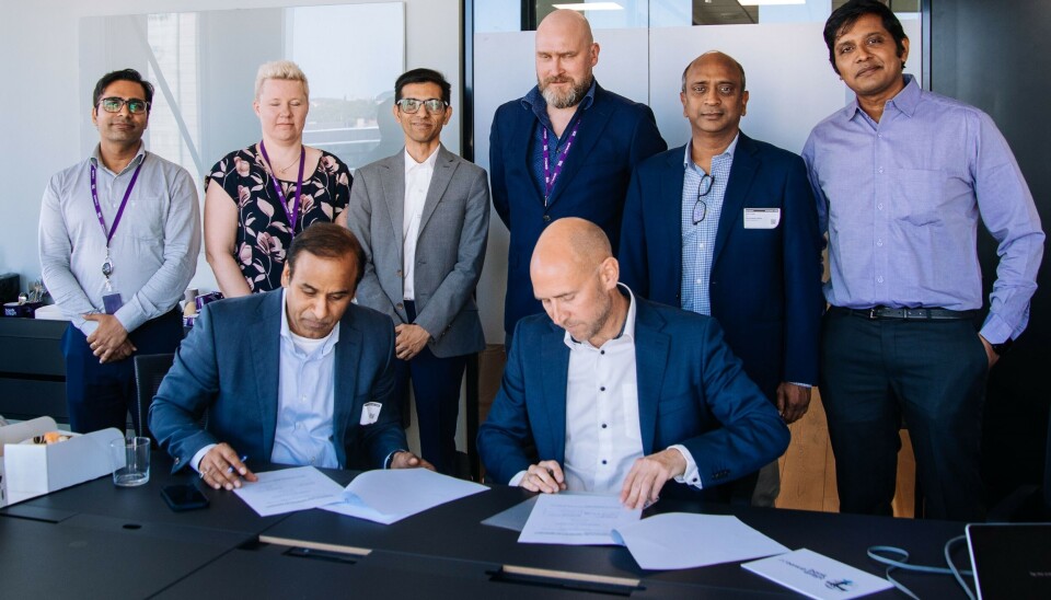 SIKRER: Rajan Maheshwari, landssjef i Tata Consultancy Services Norge (t.v) og Øyvind Westby Brekke, CEO BankID BankAxept AS signerer avtalen som kan gjøre Norge sikrere. Bevitnet av selskapenes medarbeidere. (Foto: BankID BankAxept) SIKRER: Rajan Maheshwari, landssjef i Tata Consultancy Services Norge (t.v) og Øyvind Westby Brekke, CEO BankID BankAxept AS signerer avtalen som kan gjøre Norge sikrere. Bevitnet av selskapenes medarbeidere. (Foto: BankID BankAxept)