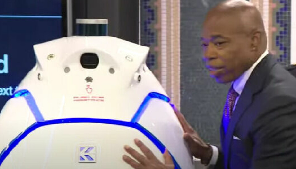 SOLID: Ordfører Eric Adams demonstrerer standhaftigheten til den 190 kg tunge roboten som skal gjøre en av New Yorks t-banestasjoner tryggere. (Skjermdump: Youtube)