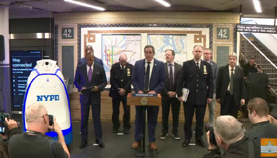 MØTER PRESSEN: Den nye sikkerhetsroboten til New York City møtte pressen sammen med blant annet borgermesteren (helt til venstre). (Foto: Skjermdump fra Youtube)