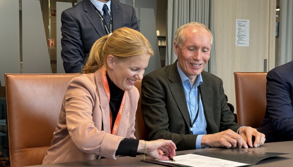 AVTALE: Kristin Nyberg i Twoday og UDI-direktør Frode Forfang signerer avtale. (Foto: Twoday) AVTALE: Kristin Nyberg i Twoday og UDI-direktør Frode Forfang signerer avtale. (Foto: Twoday)