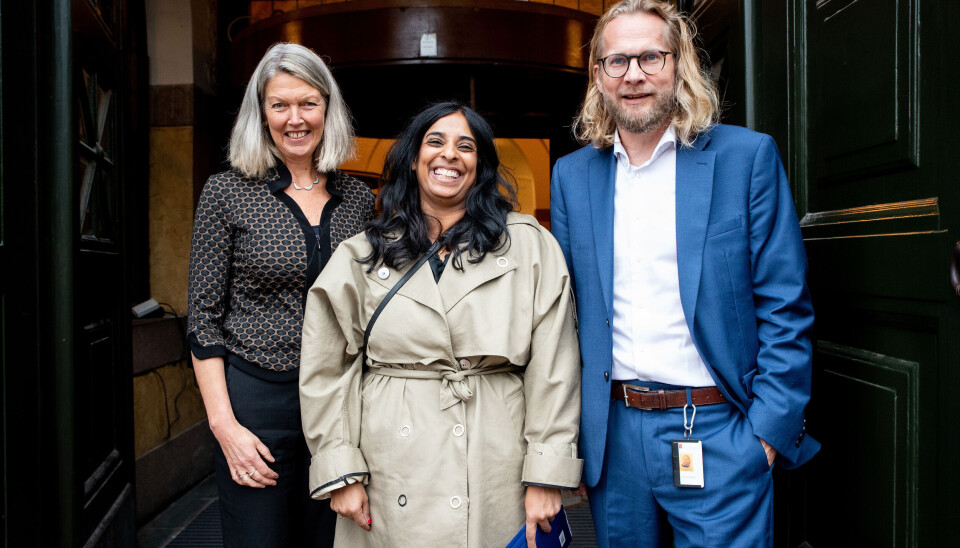 FORNØYDE: Glade for å ha fått i land en avtale, fra høyre, Aslak Sira Myhre, Lubna Jaffery og Hege Munch Gundersen. (Foto: Gorm K. Gaare). FORNØYDE: Glade for å ha fått i land en avtale, fra høyre, Aslak Sira Myhre, Lubna Jaffery og Hege Munch Gundersen. (Foto: Gorm K. Gaare).
