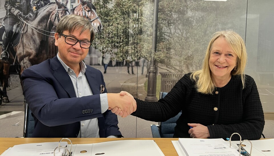 KONTRAKT: Trond Eilertsen i Computas sammen med Catherine Janson, direktør for Politiets IT-enhet, signerte mandag en langsiktig partneravtale. (Foto: Computas)