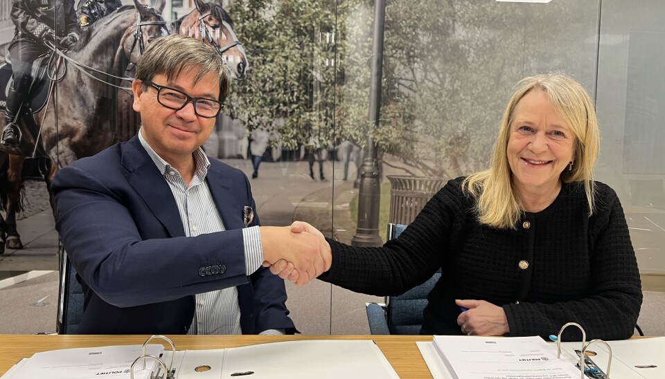 KONTRAKT: Trond Eilertsen i Computas sammen med Catherine Janson, direktør for Politiets IT-enhet, signerte mandag en langsiktig partneravtale. (Foto: Computas) KONTRAKT: Trond Eilertsen i Computas sammen med Catherine Janson, direktør for Politiets IT-enhet, signerte mandag en langsiktig partneravtale. (Foto: Computas)