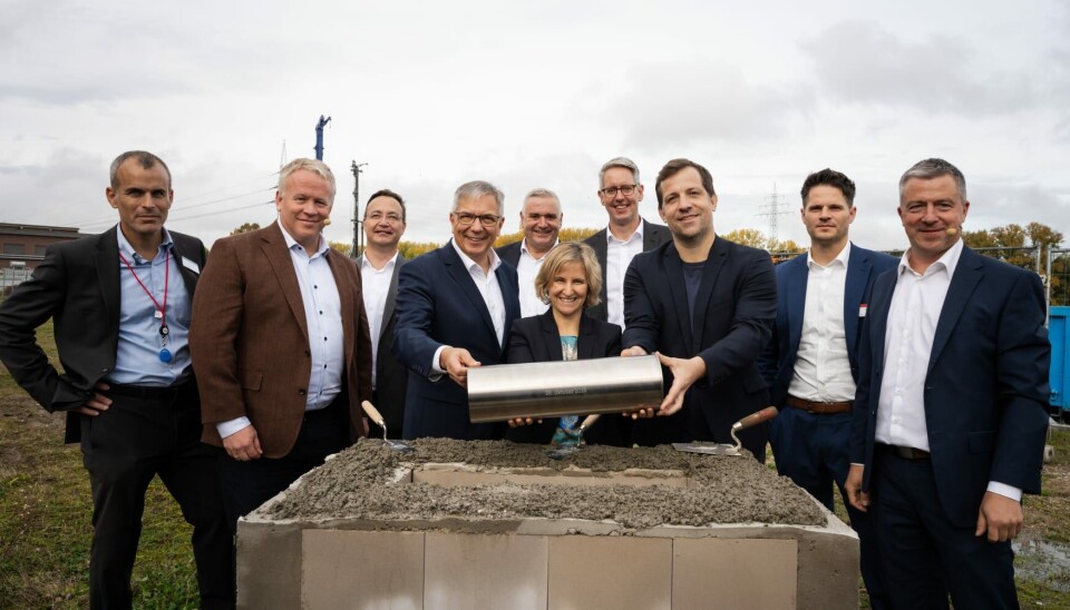GRUNNSTEIN: Topptungt da grunnsteinen for Green Mountains nye datasenter i Tyskland ble lagt ned. Fra venstre: Rafi Wunsh (Azrieli Group) Svein Atle Hagaseth (Green Mountain), Stephan Krome (KMW), Gert-Uwe Mende (Ordfører), Jörg Höhler (KMW), Katrin Eder (Minister), Oliver Malerius (KMW),Nino Haase (Ordfører), Tobias Junglas og Markus Blum (KMW). (Foto: Greeen Mountain) GRUNNSTEIN: Topptungt da grunnsteinen for Green Mountains nye datasenter i Tyskland ble lagt ned. Fra venstre: Rafi Wunsh (Azrieli Group) Svein Atle Hagaseth (Green Mountain), Stephan Krome (KMW), Gert-Uwe Mende (Ordfører), Jörg Höhler (KMW), Katrin Eder (Minister), Oliver Malerius (KMW),Nino Haase (Ordfører), Tobias Junglas og Markus Blum (KMW). (Foto: Greeen Mountain)