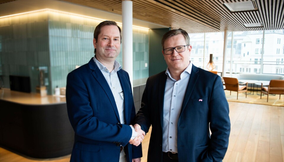 SIGNERTE AVTALE: Anders Stensland i Bouvet og Örn Kristinsson i Innovasjon Norge. (Foto: Bouvet) SIGNERTE AVTALE: Anders Stensland i Bouvet og Örn Kristinsson i Innovasjon Norge. (Foto: Bouvet)