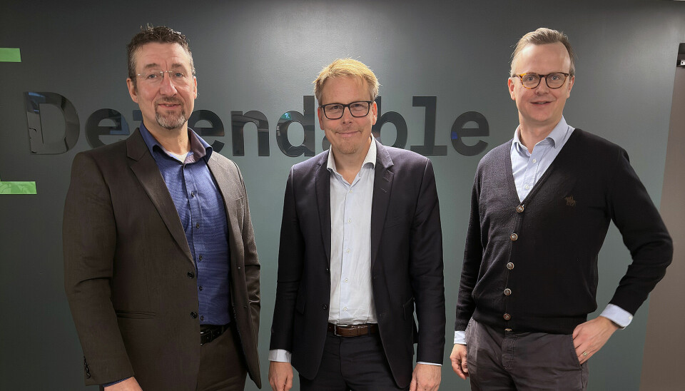 SAMARBEIDER: CEO i Amesto Fortywo, Robert Darre-Nilsen (i midten) og Trond Solberg (t.v) og Peter Pran i Defendable mener bransjen må samarbeide for å sikre næringslivet etter AIs innmarsj. (Foto: Defendable)