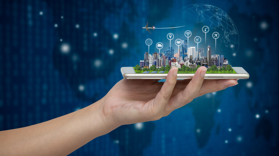 DIGITALT INTEGRERTE: Norske myndigheter har en stor utfordring i å gjøre hele befolkningen godt rustet for liv i en grenseløs digital verden, skriver artikkelforfatteren. (Foto: Istock)