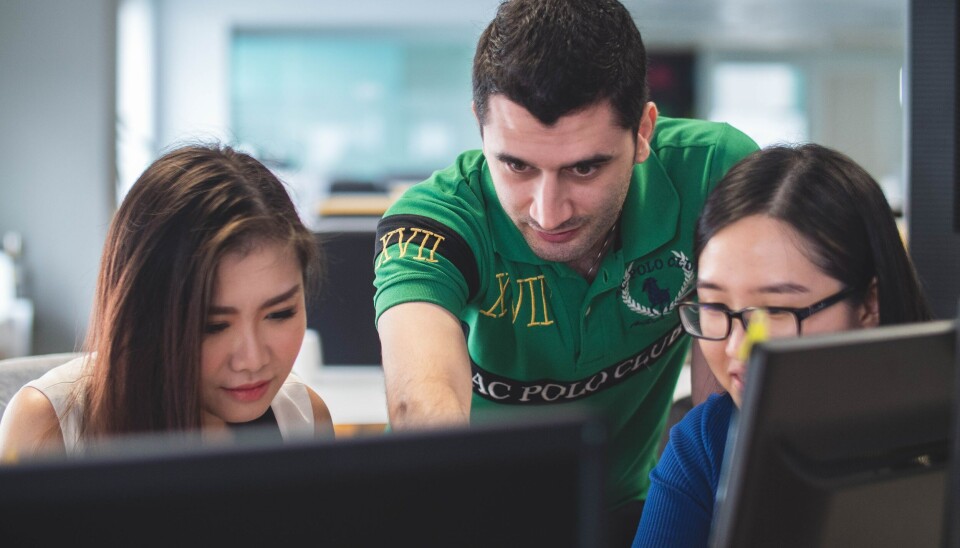 JUKS: Stadig flere lærere opplever at elevene jukser ved å bruke kunstig intelligens til å løse skoleoppgaver. (Illustrasjonsfoto: Unsplash)