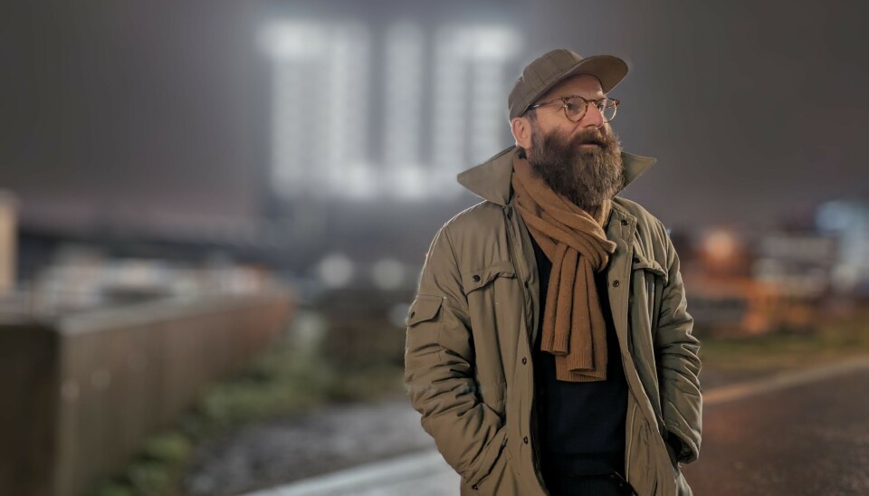 – Berthold Brecht sier at tillit blir til ved at man tar den i bruk, sier Ramberg. Det er det jeg forsøker å gjøre på Økern, sier Lars Ø. Ramberg, kunstneren bak det lysende budskapet på Økern. (Foto: Anders Løvøy)