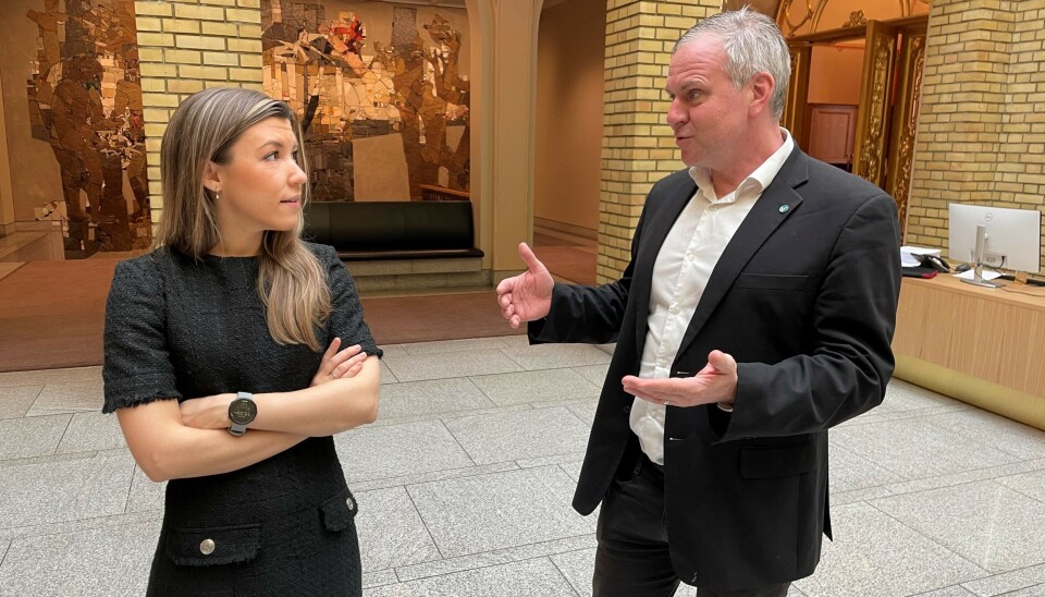 VIL RYDDE: Stortingsrepresentantene Anna Molberg, Høyre (t.v), og Alfred Bjørlo, Venstre (t.h) diskuterer forbudet mot innleie av enslige it-konsulenter i Stortingets vandrehall. (Foto: Sverre Stenseng)