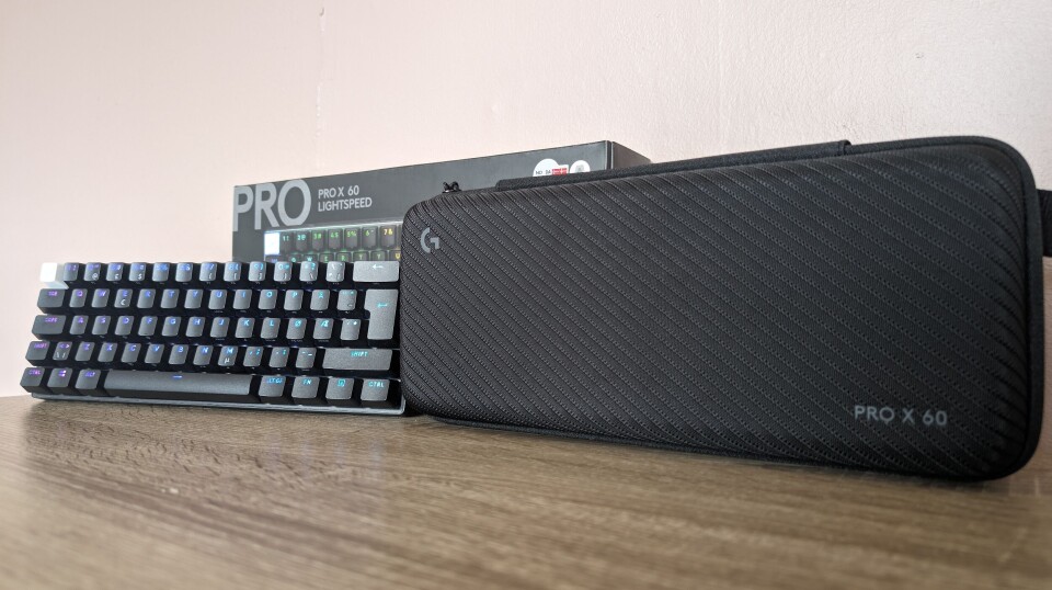 HENDIG: Logitech Pro X60 Lightspeed og bærevesken.