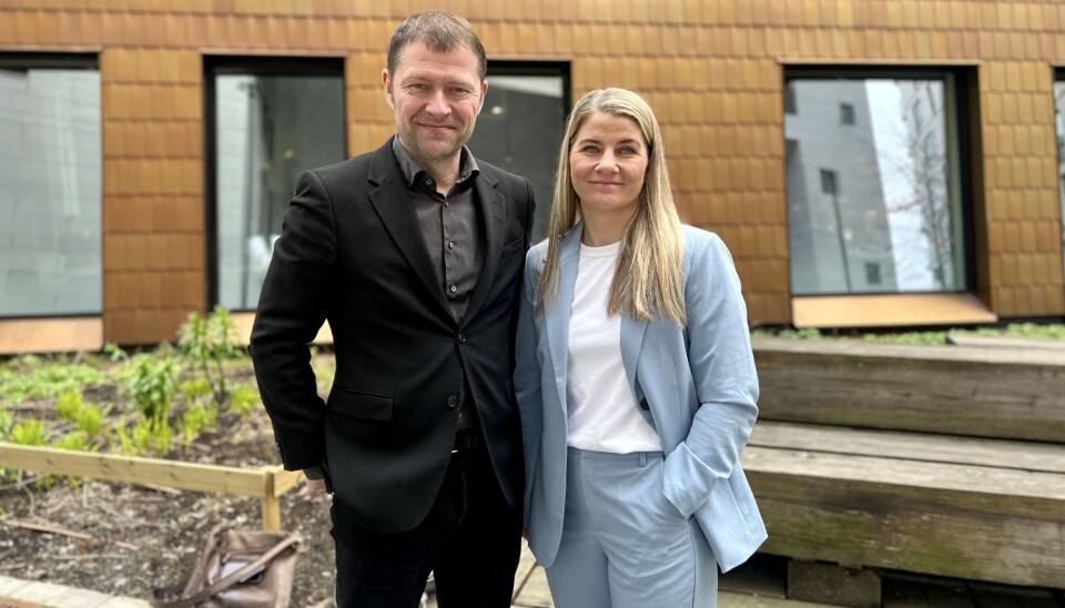 PÅ PLASS: Kristine Ramsrud Nygård (t.h) skal lede arbeidet med teknologiallianser i PwC. Her flankert av Rune Sjøhelle, markeds- og kommunikasjonsdirektør i PwC i Norge. (Foto PwC)