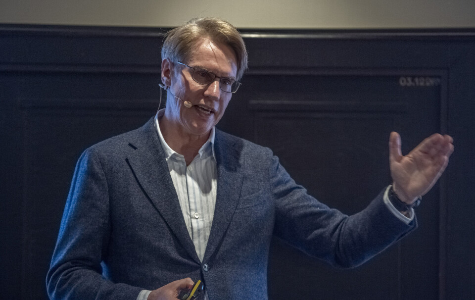 OPTIMISTISK: – Vi forblir optimistiske med tanke på å skape muligheter for våre medarbeidere, kunder og selskapet. Den grunnleggende betydningen av digital teknologi er fortsatt sterk, sier konsernsjef Arne Mjøs i Iteras kvartalsrapport for første kvartal 2024. Her fra et foredrag under årskonferansen til Goforit. (Foto: Christer Sev / GoforIT)