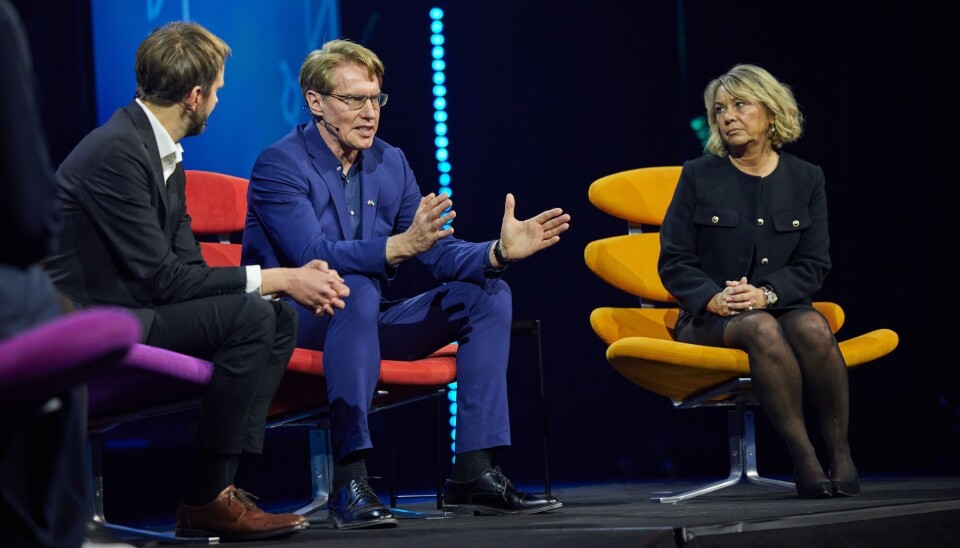 MØTER FOLK: Her er Itera-sjef Arne Mjøs under en konferanse i samtale med Jan Christian Vestre (Ap) og Monica Mæland (H). (Foto: Itera)