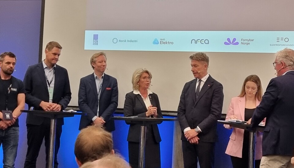 ELIADEN: På Eliadens åpningskonferanse deltok fra venstre Morten Bildøy, nestleder, El- og IT Forbundet; Harald Solberg, administrerende direktør i Norsk Industri; Andreas Strømsheim Aamodt, Fagsjef Næringspolitikk i NHO Elektro; Fornybar Norges administrerende direktør Åslaug Haga; Energiminister Terje Åsland; Stortingsrepresentant Mathilde Tybring-Gjedde (H) og Stortingsrepresentant Lars Haltbrekken (SV). Paneldebatten ble ledet av Tore Strandskog, direktør i Norsk Teknologi. (Foto: Schneider Electric)