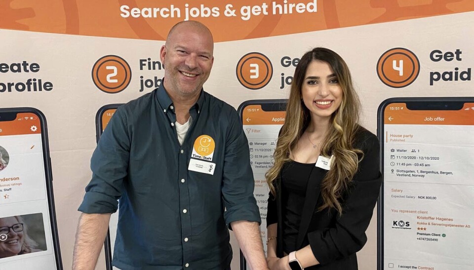 STAFFERE: Salgsdirektør Tore Torsvik og support agent Noor Saad i Time2staff. (Foto: Time2staff)
