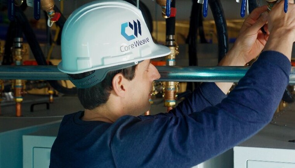 DATASENTER: Med Nvidia i ryggen skal Coreweave bygge datasenter i Norge og andre europeiske land. (Foto: Coreweave). Coreweave-ansatt i datasenter. (Foto: Coreweave).