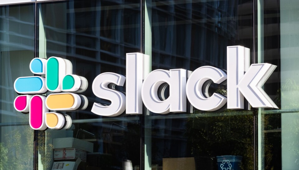 PROSJEKT: Ifølge Slack skal kommunikasjonsplattformen nå kunne tas i bruk som prosjektstyringsverktøy. (Foto: Slack/Salesforce) Slack-logoen på en husvegg. Foto: Slack/Salesforce.